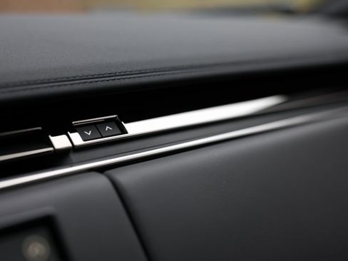 Used 2025 Land Rover Range Rover SE image 17