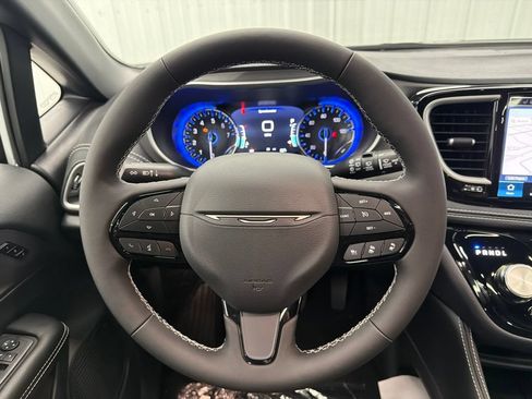 New 2027 Chrysler Pacifica Limited AWD/4WD image 22