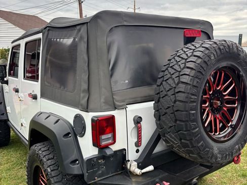 Used 2016 Jeep Wrangler Unlimited Sahara image 12