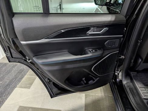 Used 2023 Jeep Grand Cherokee Trailhawk AWD/4WD image 9