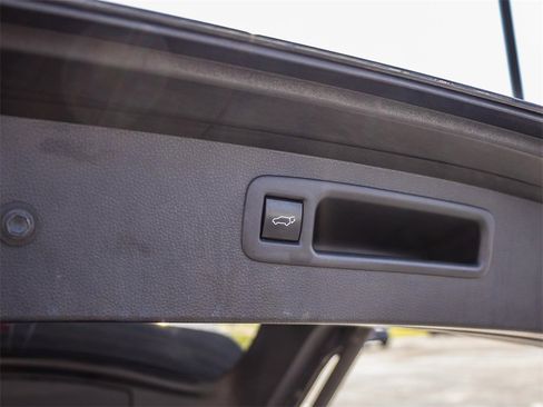 Used 2020 Toyota Highlander XLE image 12