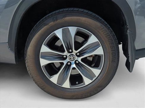 Used 2021 Toyota Highlander XLE image 9