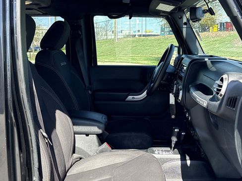 Used 2017 Jeep Wrangler Unlimited Sahara w/ Connectivity Group image 22