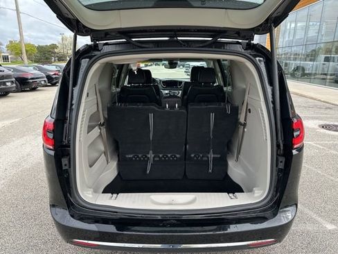 Used 2024 Chrysler Pacifica Touring-L FWD image 12