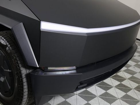 Used 2025 Tesla Cybertruck AWD Crew Cab image 44