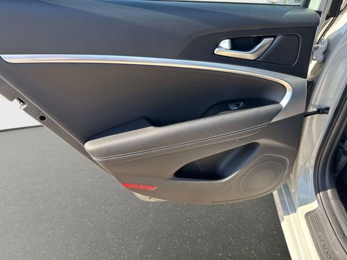 Used 2025 Genesis G70 2.5T image 11