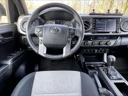 Used 2022 Toyota Tacoma TRD Sport w/ Technology Package AWD/4WD image 5