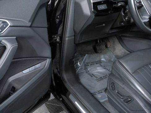 Used 2023 Audi e-tron Premium image 7