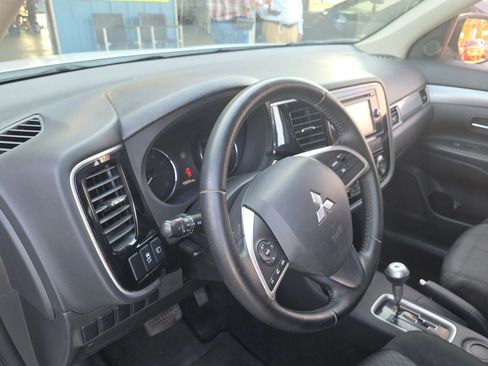 Used 2014 Mitsubishi Outlander SE image 26