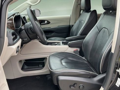 Used 2023 Chrysler Pacifica Limited FWD image 14