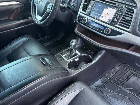 Used 2018 Toyota Highlander XLE AWD/4WD image 19