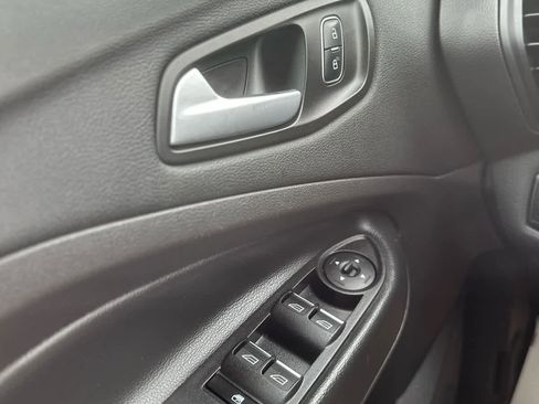 Used 2017 Ford Escape SE w/ SE Leather Comfort Package image 18