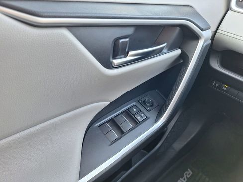 Used 2020 Toyota RAV4 XLE Premium image 8