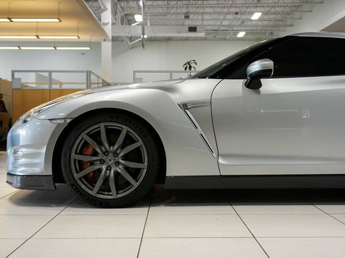 Used 2016 Nissan GT-R Premium AWD/4WD image 3