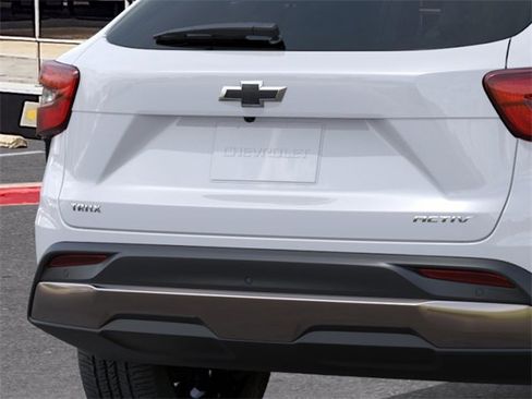 New 2026 Chevrolet Trax ACTIV w/ Sunroof Package FWD image 14