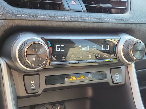 Used 2024 Toyota RAV4 XLE FWD image 27