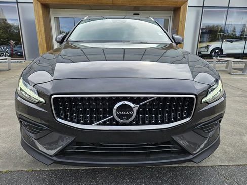 Used 2025 Volvo V60 B5 Cross Country Plus AWD/4WD image 2