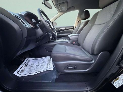 Used 2018 Nissan Pathfinder SV image 11