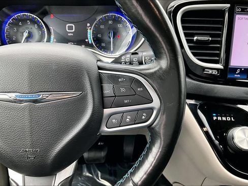Used 2021 Chrysler Pacifica Touring-L FWD image 14