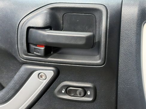 Used 2017 Jeep Wrangler Sahara w/ Connectivity Group image 30