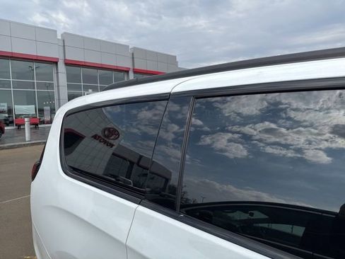 Used 2025 Chrysler Pacifica Limited image 12