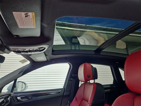 Certified 2025 Porsche Macan image 16