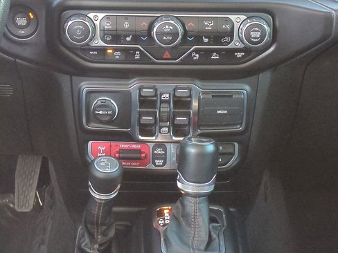 Used 2022 Jeep Wrangler Unlimited Rubicon w/ Xtreme Recon 35" Tire Package image 18