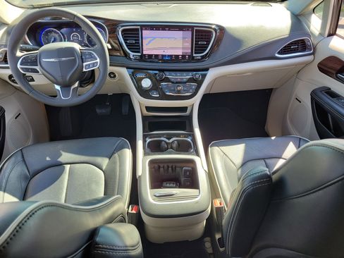Used 2022 Chrysler Pacifica Limited AWD/4WD image 15