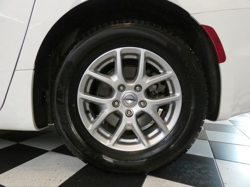 Used 2023 Chrysler Pacifica Touring FWD image 7