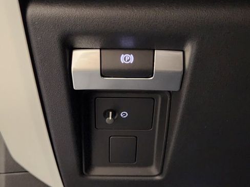 New 2026 Land Rover Defender 110 X-Dynamic SE image 21