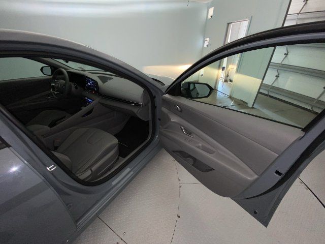 Used 2022 Hyundai Elantra SEL w/ Preferred Accessory Package FWD image 23