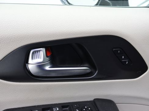 Used 2020 Chrysler Pacifica Limited FWD image 41