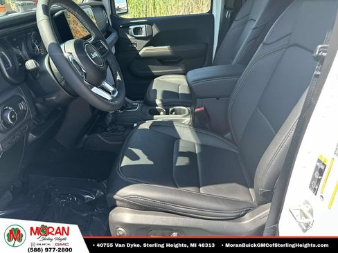 Used 2026 Jeep Wrangler Unlimited Sahara AWD/4WD image 20