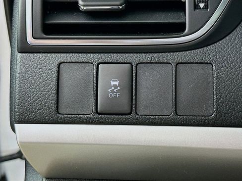 Used 2017 Toyota Camry SE w/ Moonroof Package image 12