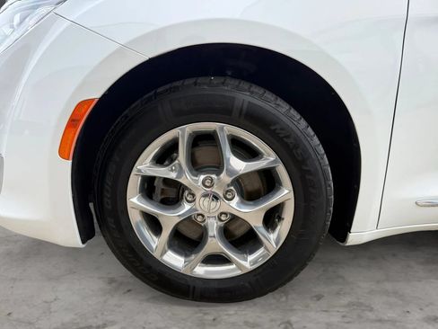 Used 2018 Chrysler Pacifica Limited FWD image 43