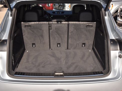 Used 2023 Porsche Cayenne Platinum Edition image 35