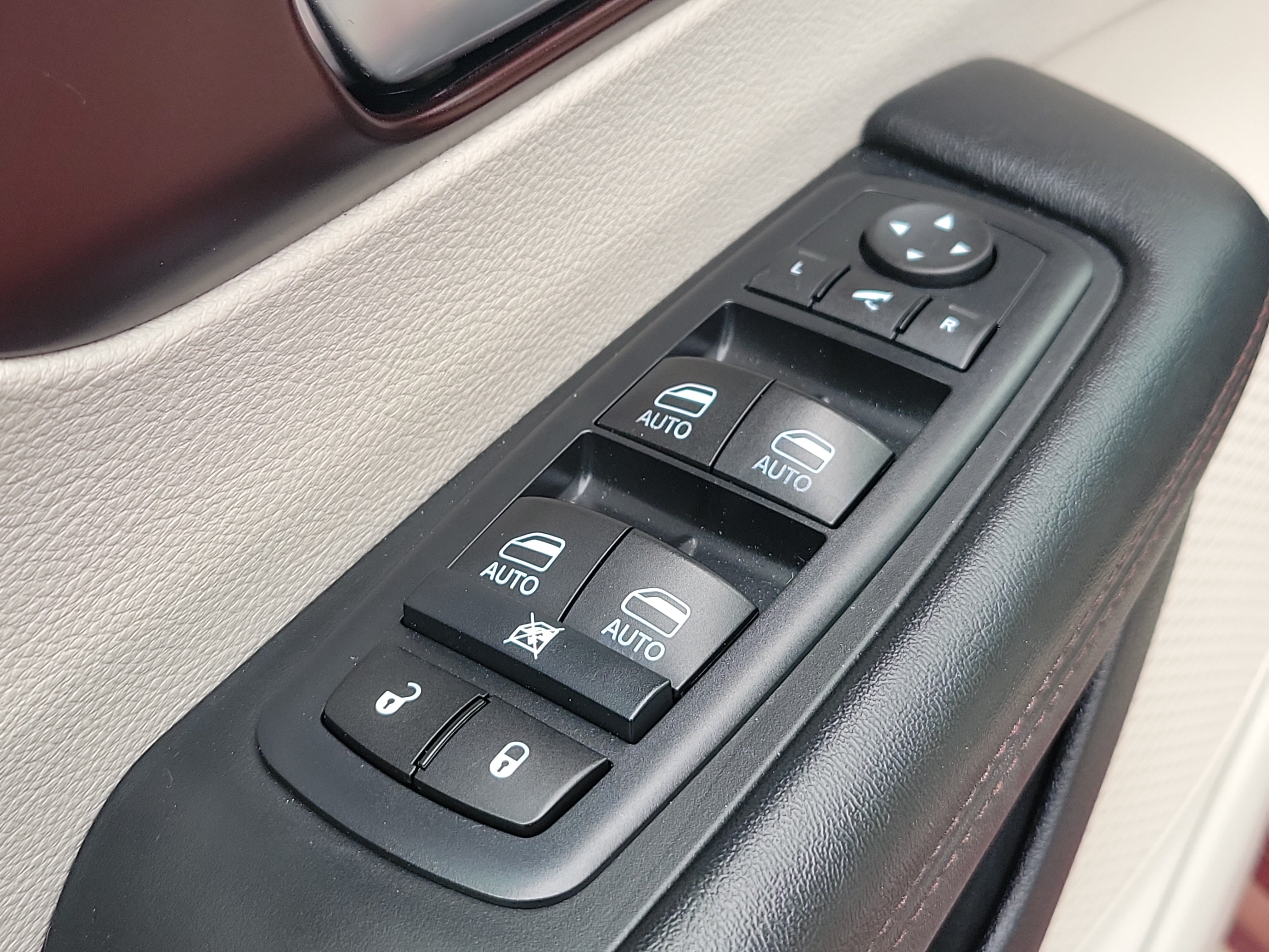 Used 2017 Chrysler Pacifica Limited w/ UConnect Theater Package FWD image 21