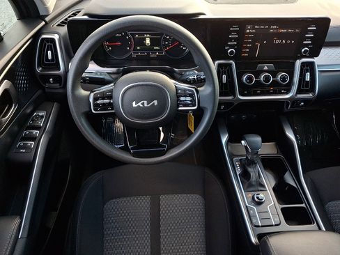 Used 2023 Kia Sorento LX image 12