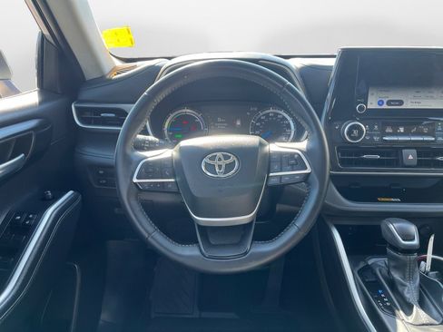Used 2025 Toyota Highlander XLE AWD/4WD image 13