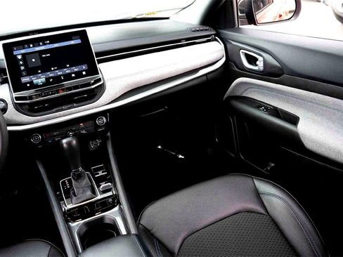 Used 2024 Jeep Compass Latitude image 29