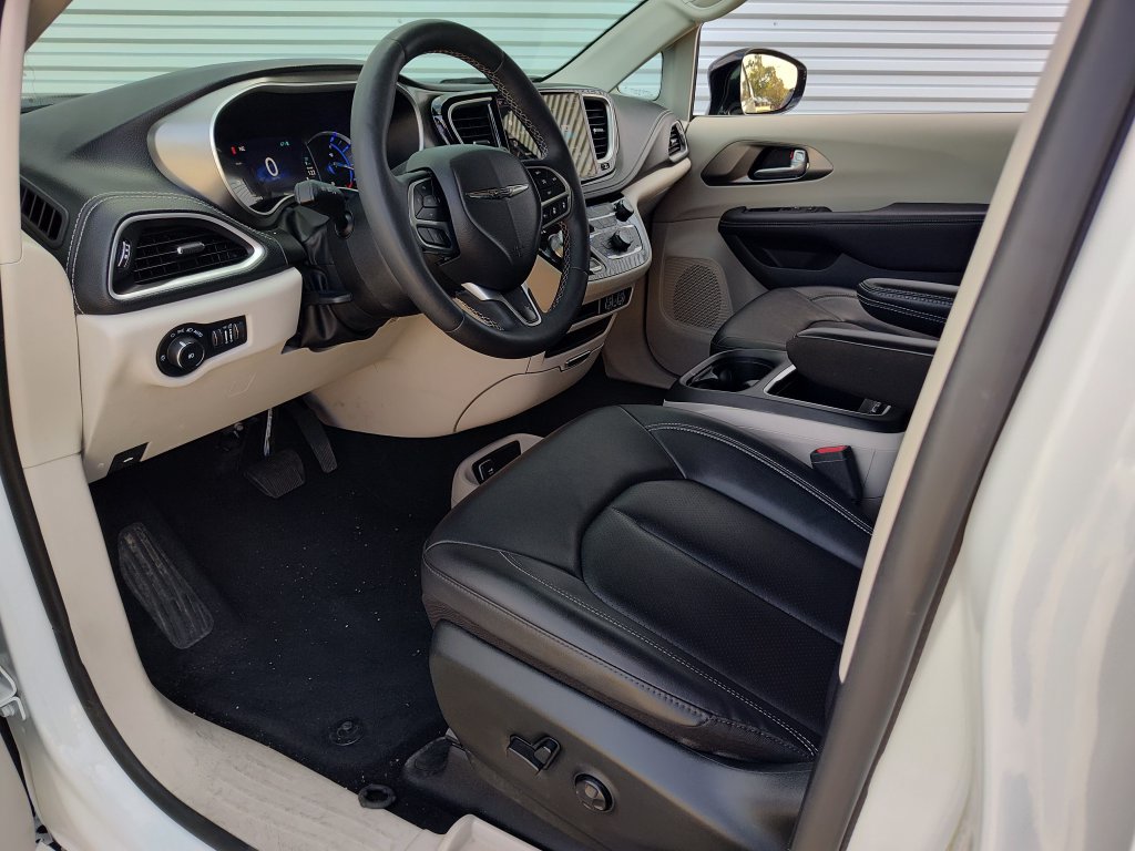 Used 2024 Chrysler Pacifica Limited FWD image 2