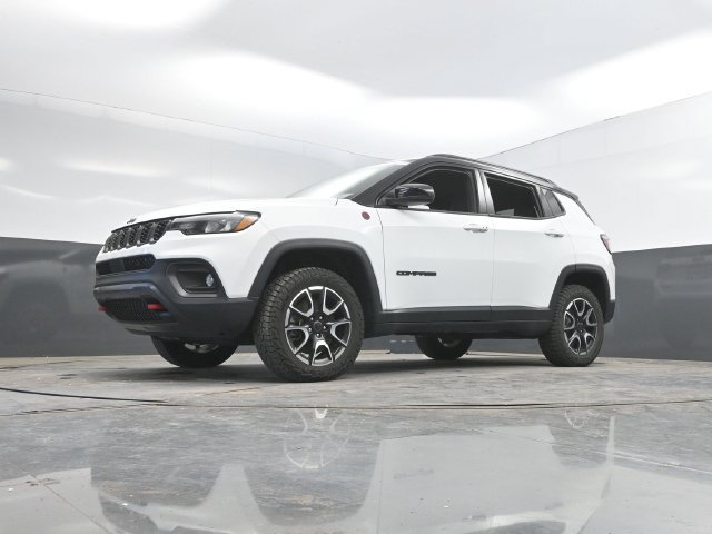 Used 2025 Jeep Compass Trailhawk AWD/4WD image 47