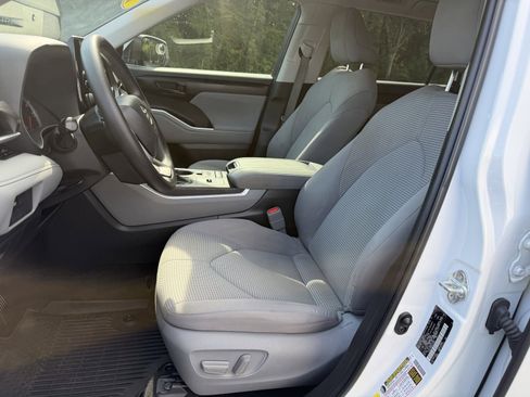 Used 2022 Toyota Highlander L FWD image 16