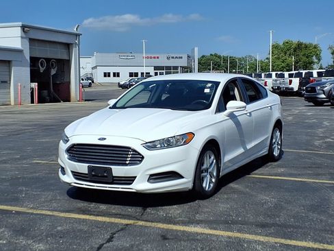 Used 2016 Ford Fusion SE FWD image 2