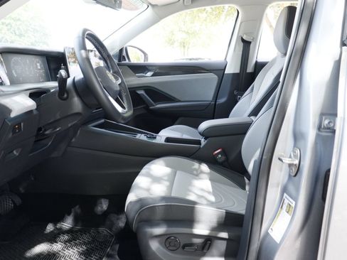 Certified 2025 Volkswagen Tiguan SE FWD image 9