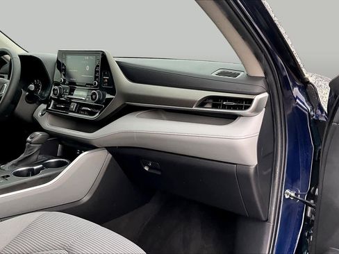 Used 2022 Toyota Highlander LE FWD image 18