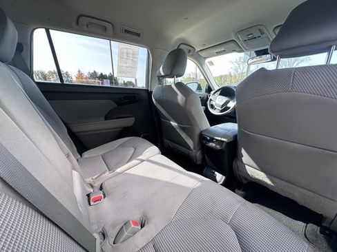 Used 2022 Toyota Highlander LE image 13
