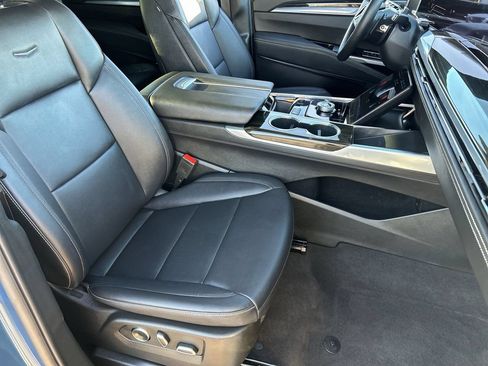Used 2025 Cadillac Escalade Luxury AWD/4WD image 8