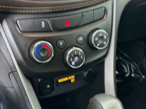 Used 2022 Chevrolet Trax LT w/ LT Convenience Package image 22