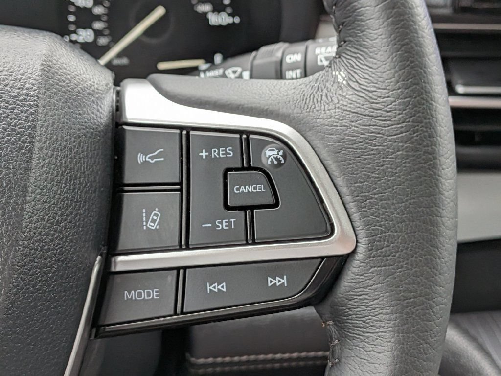 Used 2026 Toyota Sienna XLE FWD image 30